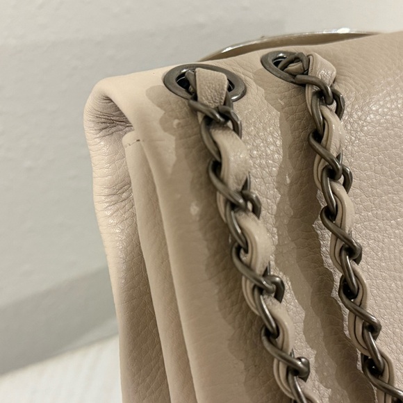 Quilted Cream Shoulder Bag • Pebbled Texture • Gunmetal Chain - Picture 8 of 16